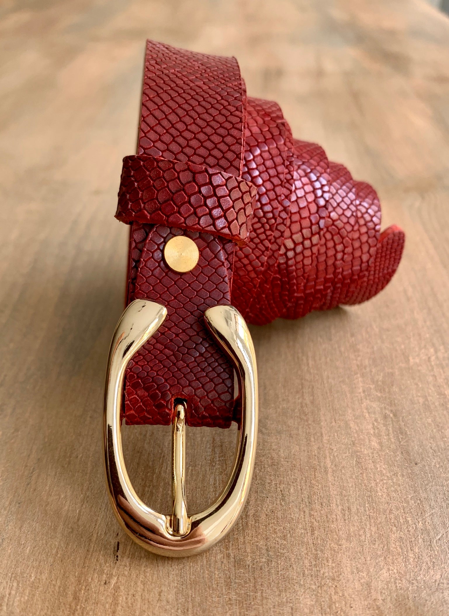 Women's thin belt handcrafted from black natural leather with snake design WB101294/25FD