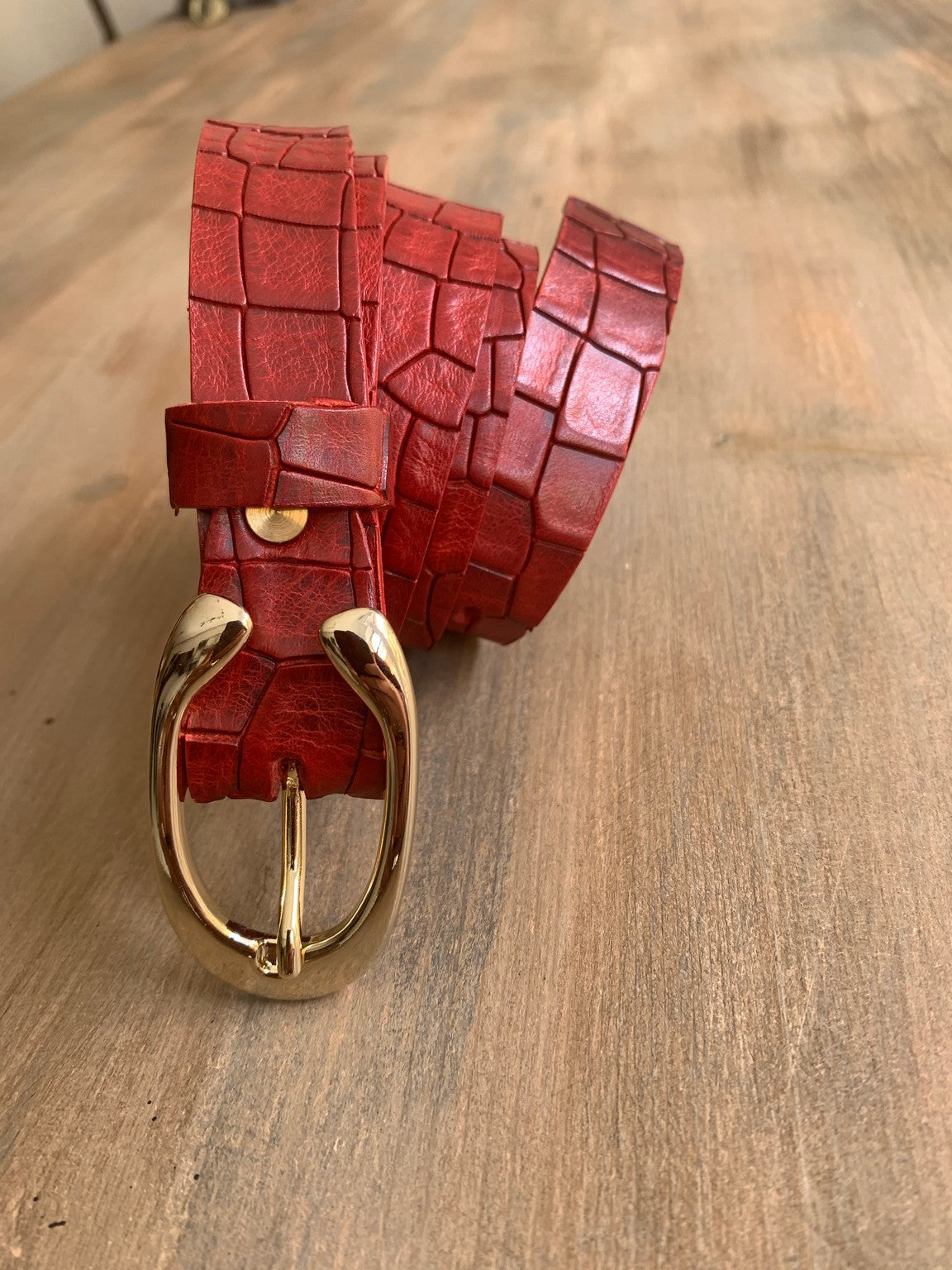 Women's thin belt handcrafted from red natural leather with croco design WB101294/25GKR