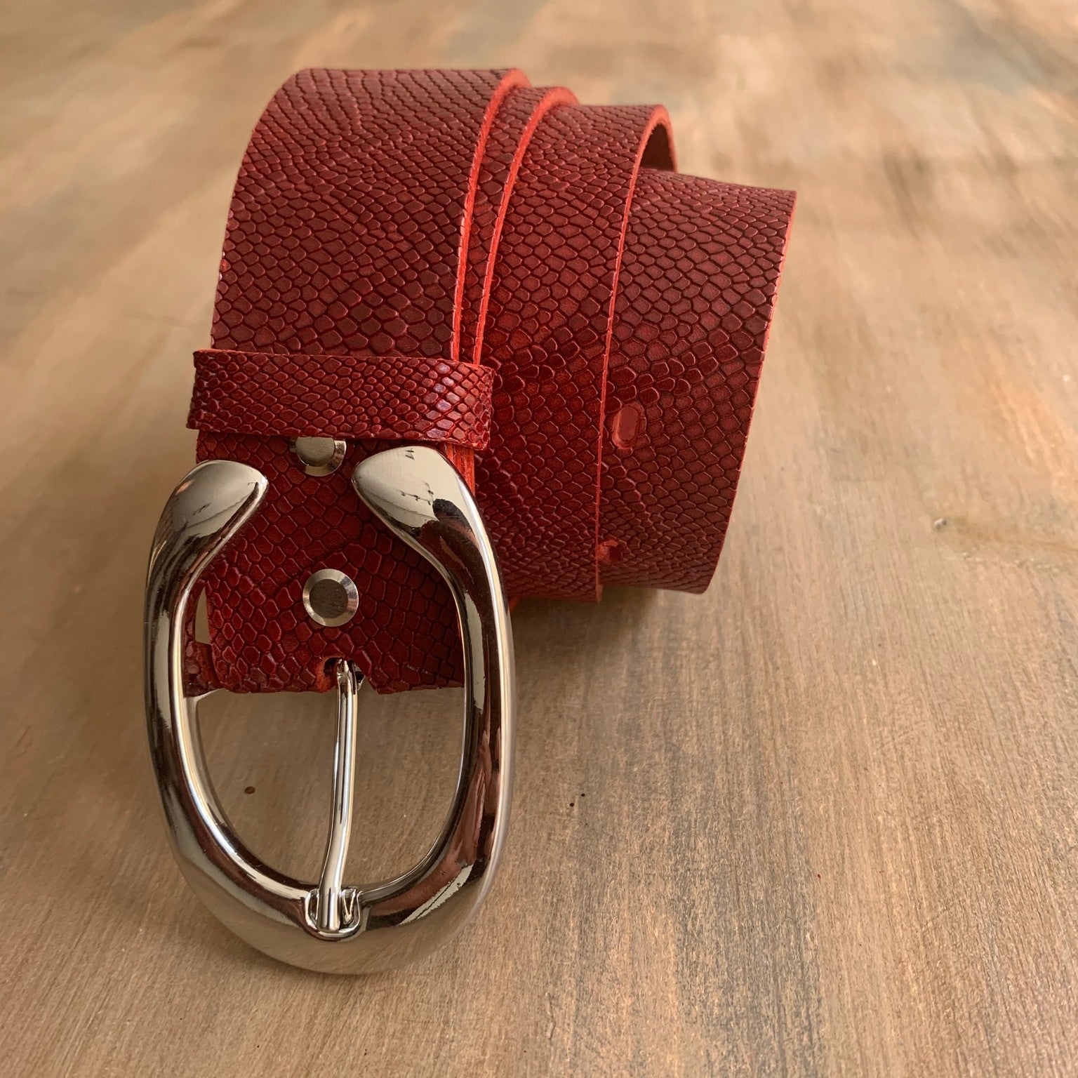 Women's 4cm wide belt handcrafted from red natural leather with snake design WB101294/40GFD