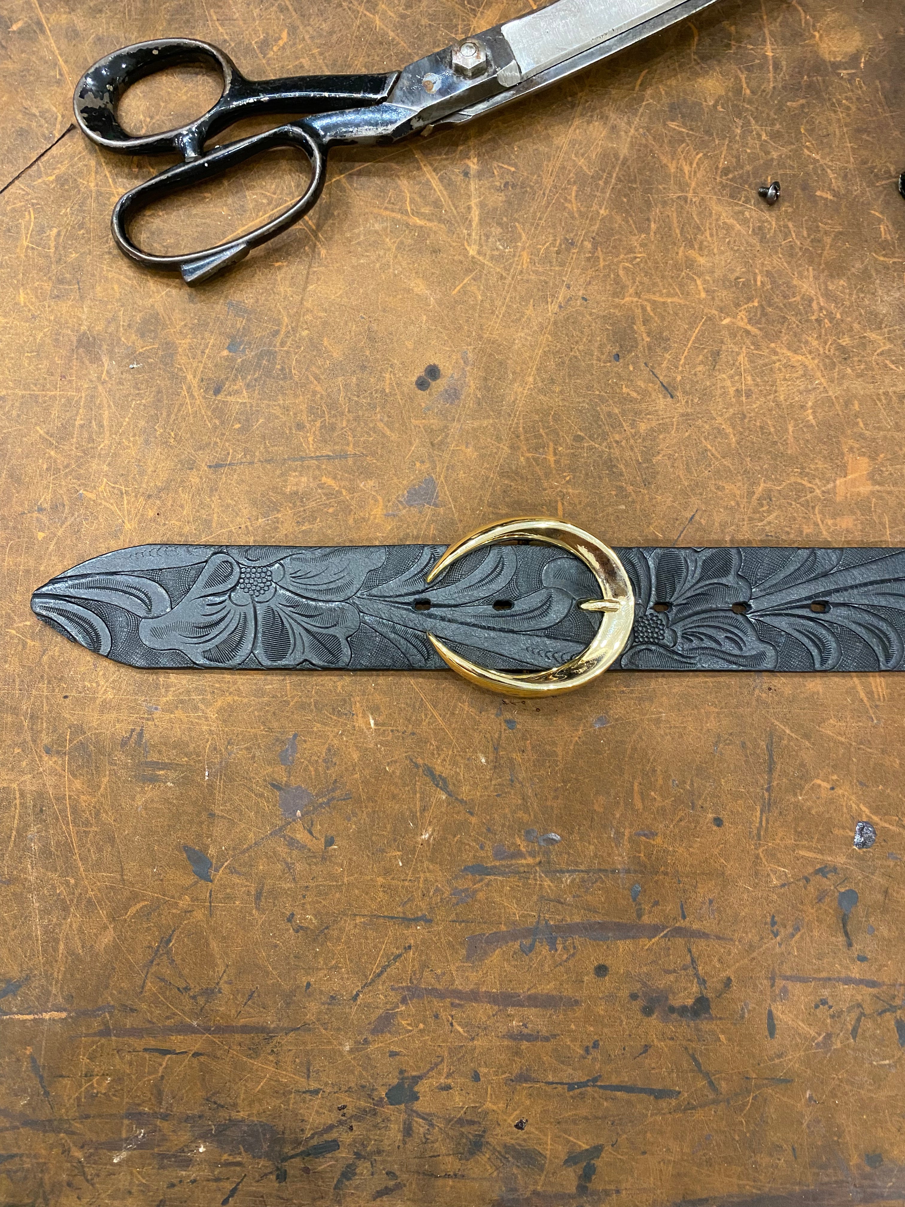 Unisex 4cm wide belt handcrafted from black leather with flower design. 101294/40B/KR