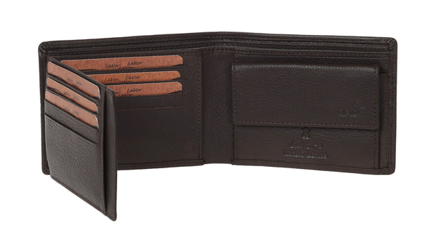 Leather wallet in brown colour. 3646