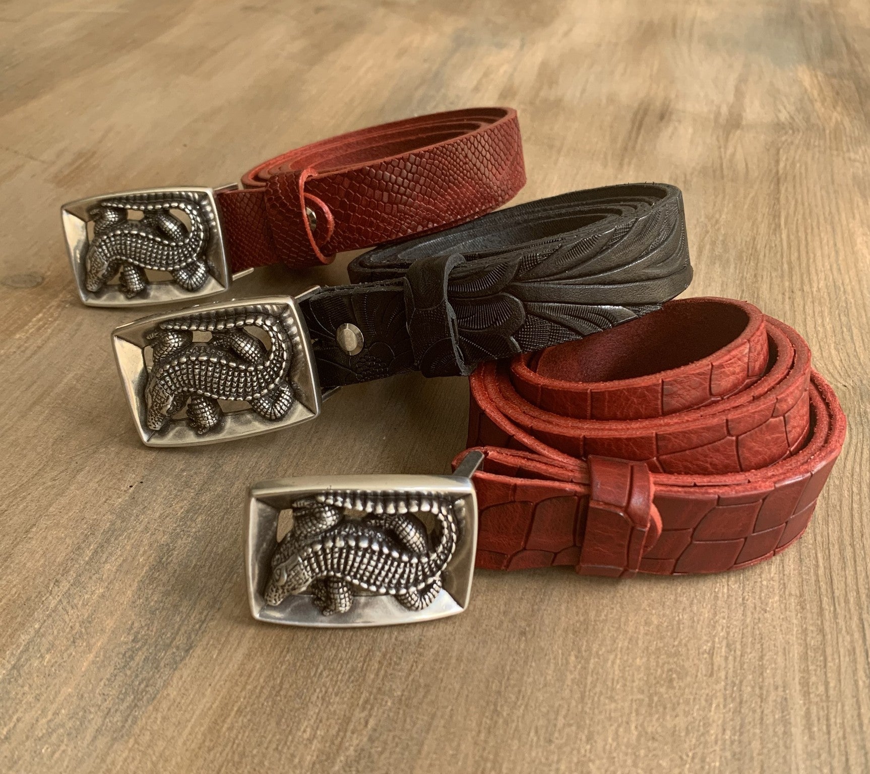 Women's thin belt handcrafted from red natural leather with croco design WB10976/25FD