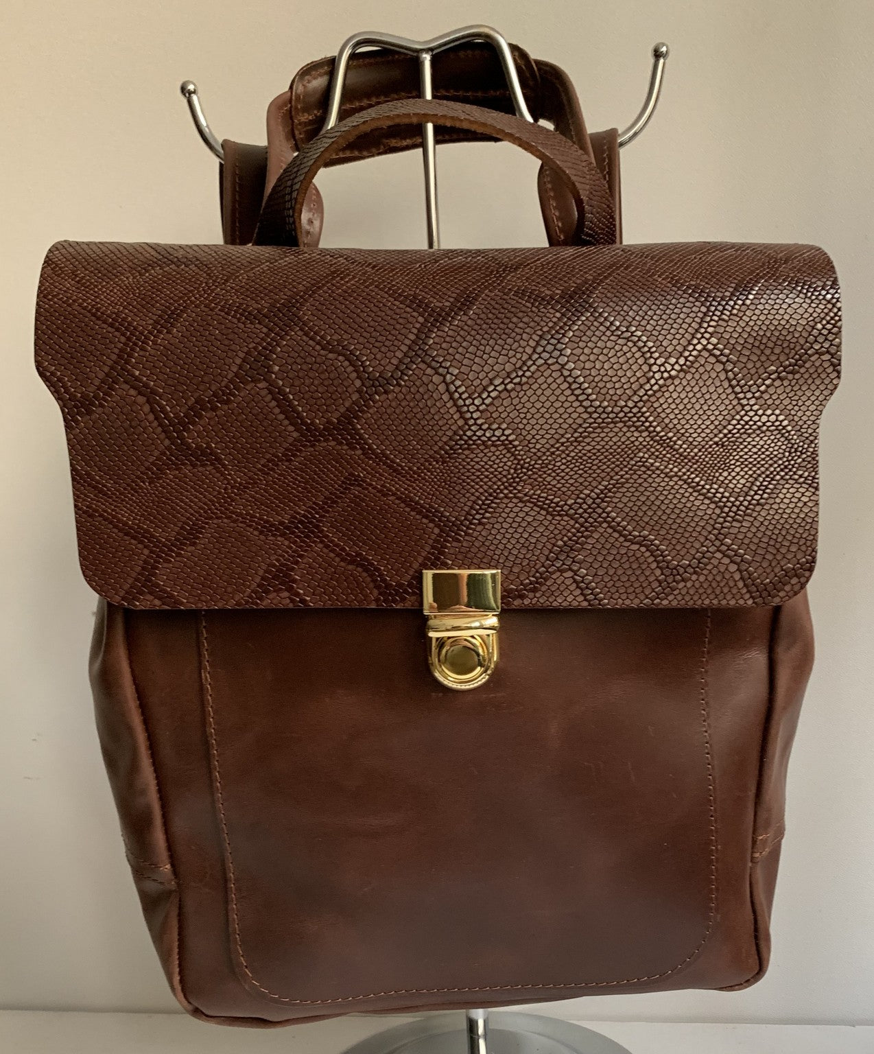 Elektra - Pullup brown leather backpack with snake design WT/283K