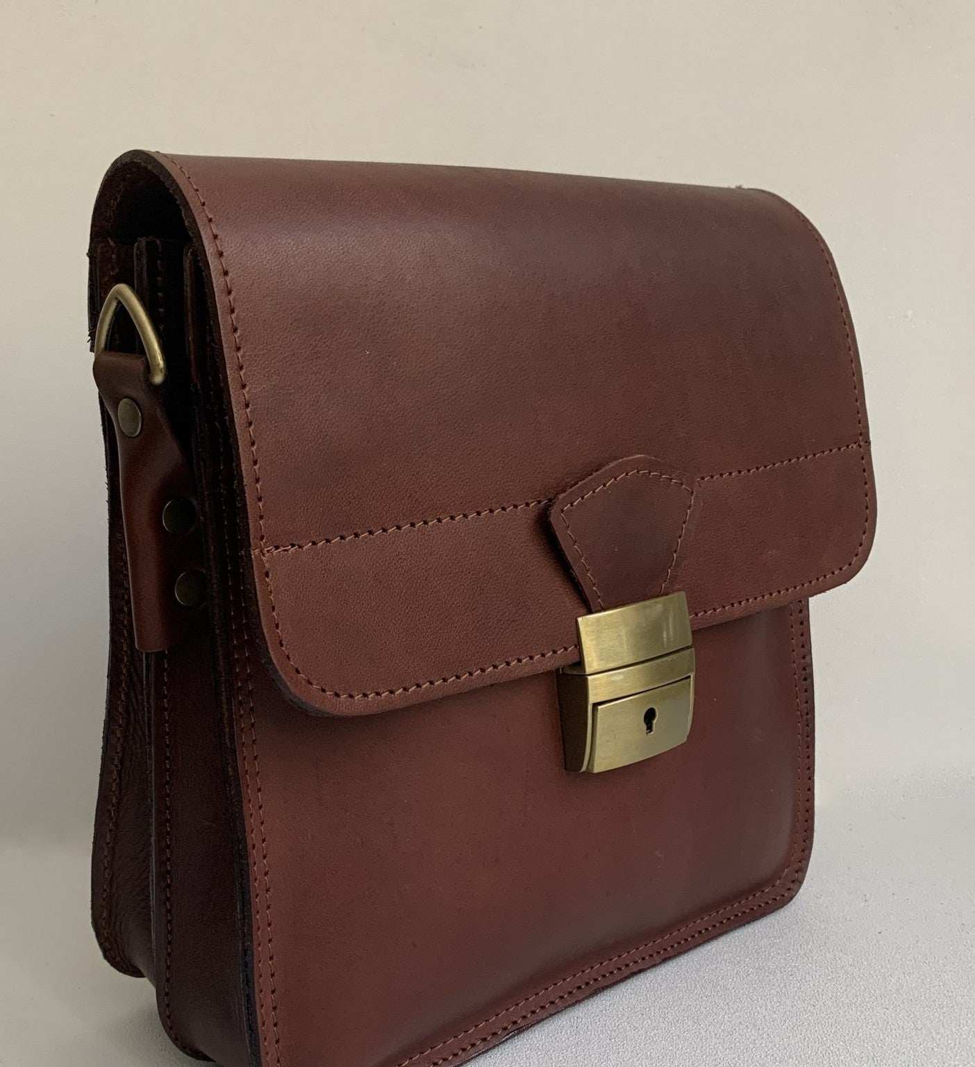 "Ikaros" - midsize crossbody bag handcrafted from natural light brown leather with square lock WT/52T