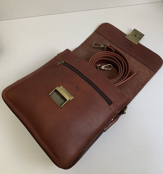 "Ikaros" - midsize crossbody bag handcrafted from natural brown leather with square lock WT/52EGK